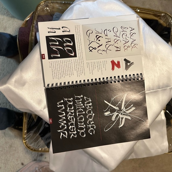 25th Edition, A Comprehensive Guide to Pen & Brush Lettering Calligraphy - Picture 5 of 16